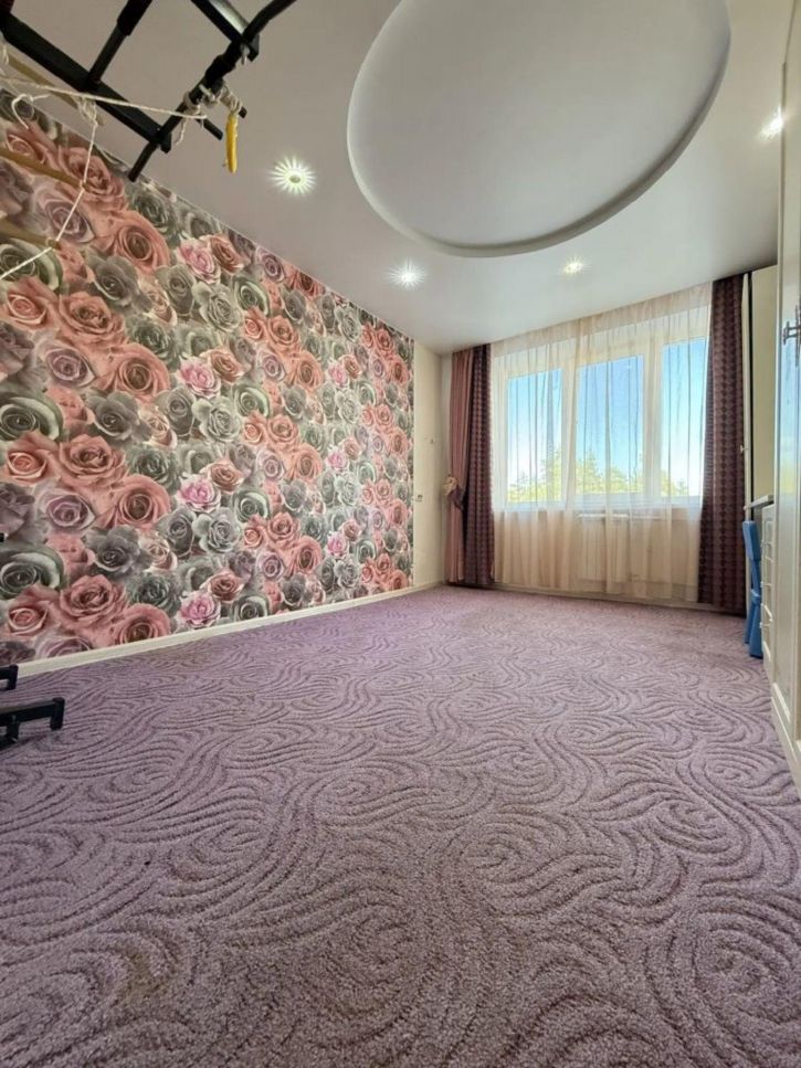 4-комн квартира Космонавтов б-р, 7А