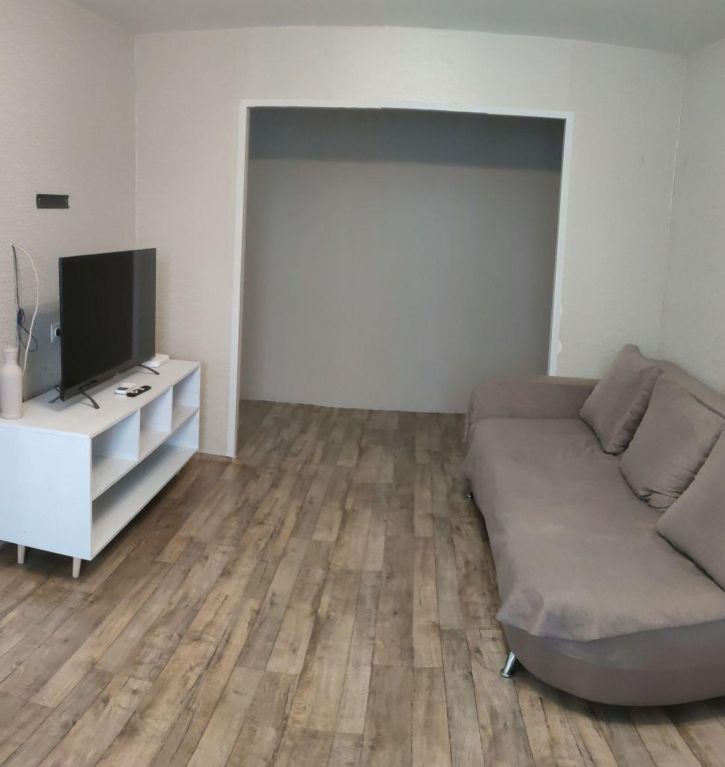 2-комн квартира Новомосковская ул, 10