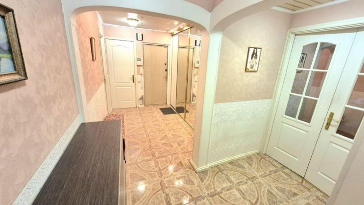 4-комн квартира Космонавтов б-р, 7а