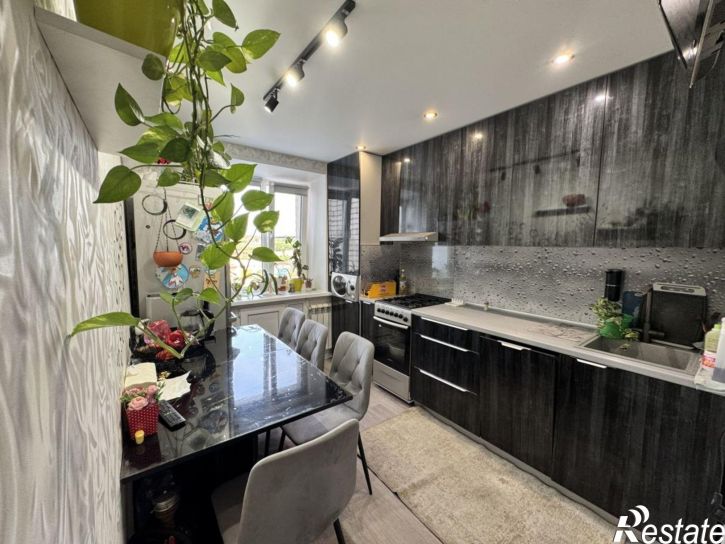 3-комн квартира Попова ул, 8А
