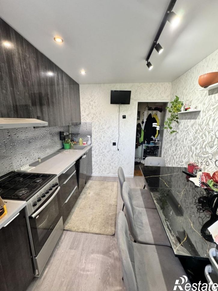 3-комн квартира Попова ул, 8А