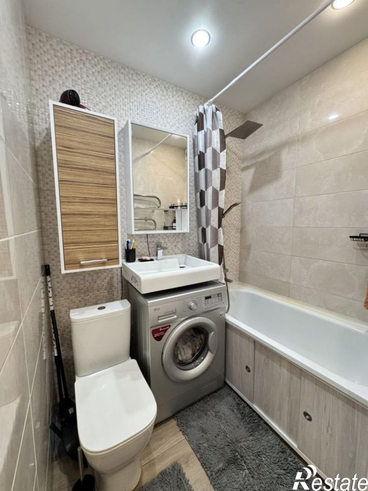 2-комн квартира Новомосковская ул, 18